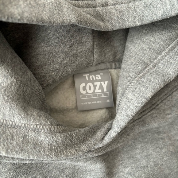 Aritzia COZY cropped hoodie - Picture 2 of 4